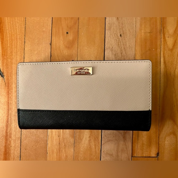 kate spade Handbags - Kate Spade Black and Ecru Leather Card Wallet